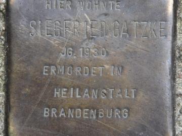 Historischer Ort: Stolperstein für Sigfried Gatzke, Foto des Stolpersteines