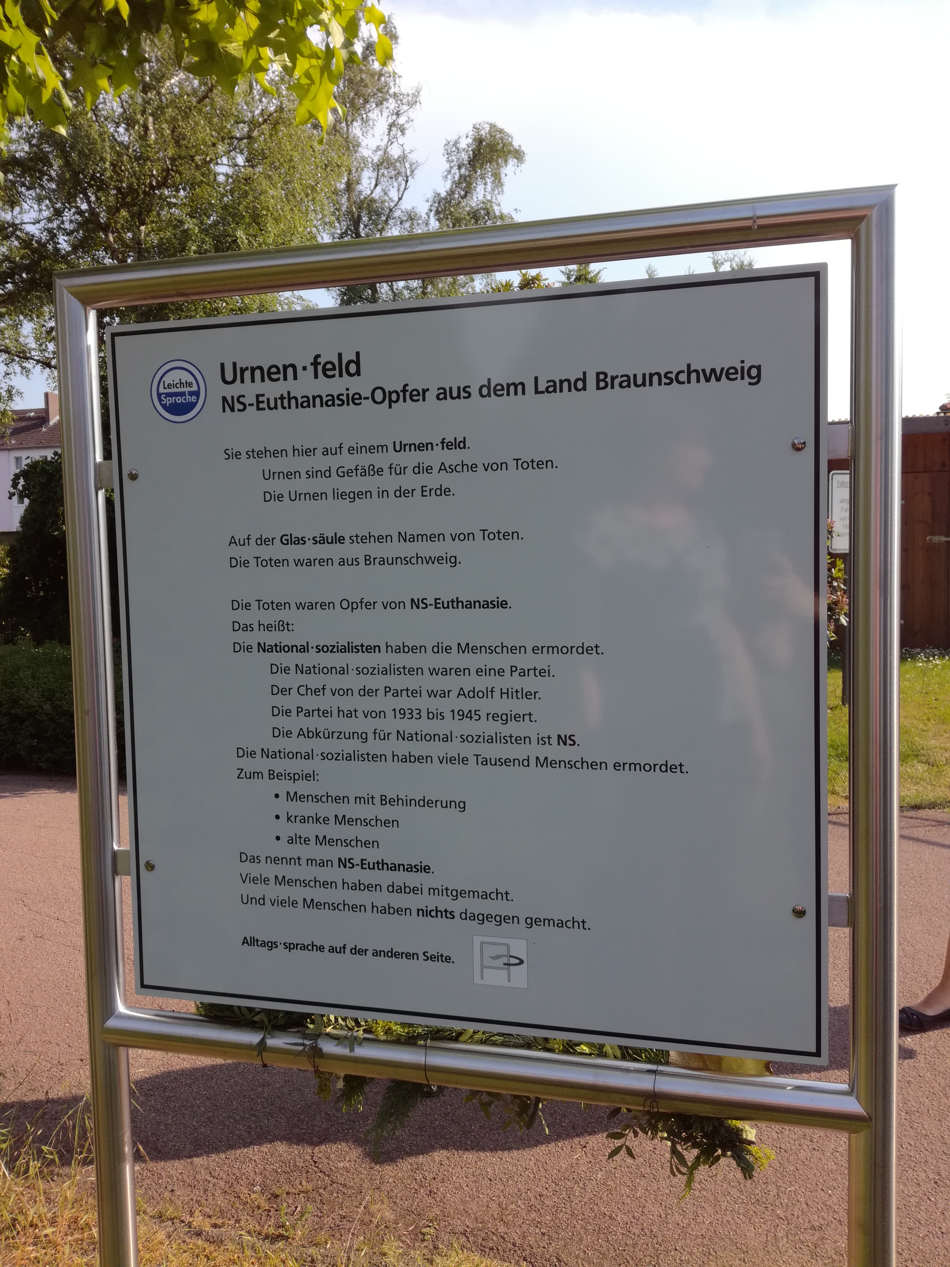 Blog: Mahnmal Braunschweig, Erklärungstafel am Eingang des Urnenfeldes mit Informationen in leichter Sprache