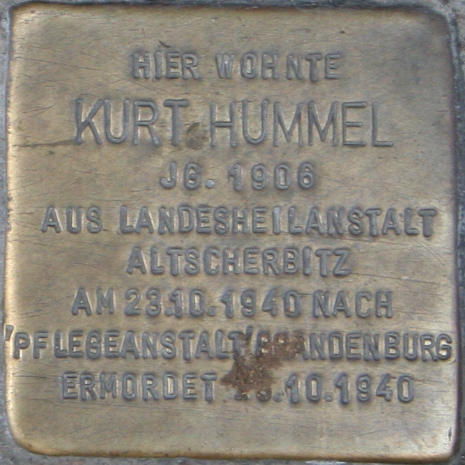 Historischer Ort: Stolperstein für Kurt Hummel, Foto des Stolpersteines