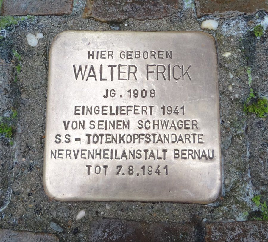 Historischer Ort: Stolperstein für Walter Frick, Foto des Stolpersteines
