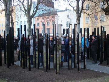 Historischer Ort: Denkmal und Gedenkstätte für die ‚Wasserburger Opfer‘ des Nationalsozialismus am Heisererplatz, Stelen