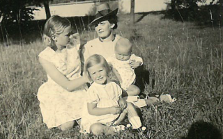 Opferbiografie: Arno Hentze, Arno Hentze mit seiner Muter und seinen beiden Schwestern 1937