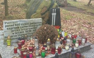 Historischer Ort: Heil- und Pfelgeanstalt Konradstein, Denkmal für die Opfer der Kindereuthanasie.
