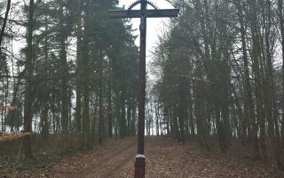 Historischer Ort: Heil- und Pfelgeanstalt Konradstein, Kreuz auf dem Friedhof der Anstalt.