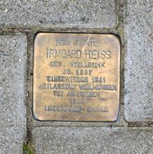 Historischer Ort: Stolperstein für Irmgard Heiss, Foto des Stolpersteines