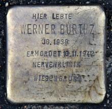 Historischer Ort: Stolperstein für Werner Burthz, Foto des Stolpersteines