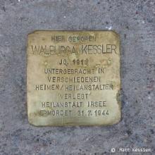 Historische Orte: Stolperstein für Walburga Kessler am Wohnort ihrer Familie, Foto des Stolpersteines